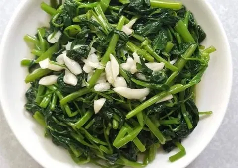 Cách làm rau muống xào tỏi chuẩn quán nhậu — xanh mướt, giòn sần sật